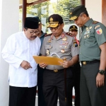 Pakde Karwo saat mengunjungi lokasi TKP di salah satu gereja bersama Kapolda Jatim serta Pangdam V/Brawijaya. 