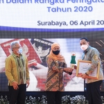 Gubernur Jawa Timur Khofifah Indar Parawansa menyerahkan penghargaan pembina K3 kepada Eri Cahyadi. (foto: ist)