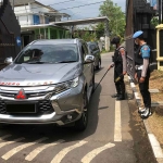 Polres Batu memperketat penjagaan akses masuk Mapolres Batu, untuk antisipasi  teror bom bunuh diri yang terjadi di Bandung.