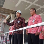 Plt Sekretaris Daerah Kota (Sekdakot) Mojokerto, Gentur Prihantono ketika sidak di GMSC. Foto: YUDI EP/BANGSAONLINE
