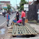 Salah satu jembatan di Jalan Semeru yang dibongkar dan akan diperlebar.