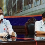 Wabup Gresik Moh, Qosim, dan Sekda Nadlif saat memberikan keterangan pers terkait anggaran penanganan Covid-19, Kamis (9/4). foto: SYUHUD/ BANGSAONLINE