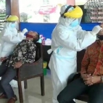 Sejulah ASN Pemkab Blitar saat menjalani swab test.