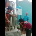 Warga Desa Sumber Gedang sedang mencoba air yang sudah bersih dan sehat siap minum.