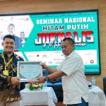 Ketua PWI Jatim Lutfil Hakim (kanan) saat menjadi narasumber dalam seminar di Sumenep, Senin (23/10/2023).