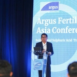 Direktur Utama Petrokimia Gresik, Daconi Khotob, saat menjadi pembicara dalam konferensi internasional Argus Fertilizer Asia Conference 2026 di Bali. Foto: Ist