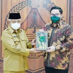 Bupati Malang HM Sanusi saat bertukar cenderamata dengan Bupati Kediri Hanindhito Himawan Pramana di Pendopo Agung Malang. foto: ist.