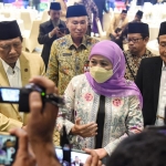 Gubernur Jatim Khofifah Indar Parawansa usai menghadiri evaluasi akhir tahun dan anugerah kinerja tahun 2022 yang digelar MUI Jatim di Hotel Bumi Surabaya, Rabu (28/12/22).