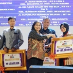 Pj Wali Kota Kediri, Zanariah, saat menyerahkan hadiah kepada salah satu pemenang. Foto: Ist