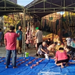 Rayakan Idul Adha 1442 h, jemaah Masjid Muttaqin Desa Laden Pamekasan menyembelih 3 ekor sapi dan 3 ekor kambing. foto: bangsaonline.com