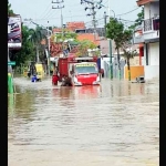 Banjir setinggi 1 meter di Jl Imam Bonjol Sampang melumpuhkan arus lalu lintas jalur Omben-Sampang. 