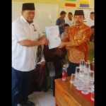 La Nyalla menerima berkas perjanjian bermaterai dari KH Mahrus Ali.