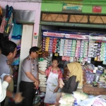 Kapolresta Kediri AKBP Anthon Haryadi saat sidak harga di Pasar Bandar Kota Kediri.