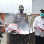 Sebanyak 559 lembar surat suara yang rusak dimusnahkan dengan cara dibakar di halaman Kantor KPU Kota Blitar, Selasa (8/12/2020).