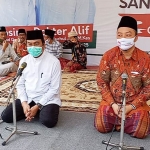 Bapaslon Qosim-Alif ketika memberikan keterangan pers. foto: SYUHUD/ BANGSAONLINE