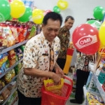 Direktur RSUD Tuban, Saiful Hadi, saat belanja perdana di Koesma Mart.