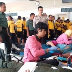 Anggota TNI/Polri saat mengikuti donor darah dalam rangka HUT Satlantas.