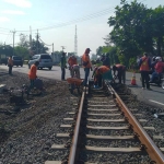 PT KAI melakukan perawatan JPL secara insentif guna meningkatkan keandalan jalur KA demi menjamin keselamatan penumpang.