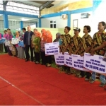 Kepala Dinas Perikanan dan Peternakan Tuban bersama para nelayan seusai menerima bantuan dari Kementerian KPP.