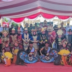 Sesi foto bersama Wali Kota Madiun dan tamu.Foto: Hendro Suhartono/BANGSAONLINE

