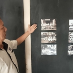 Ketua DKD Kota Kediri, Yuwono Wahyu Alam saat menunjukkan foto-foto jadul. Foto: Muji Harjita/BANGSAONLINE