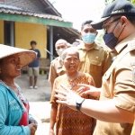 Bupati Kediri, Hanindhito Himawan Pramana saat mengajak dialog warga. Foto : Ist/BANGSAONLINE.com