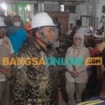 Bambang Haryo Soekartono atau yang akrab disapa BHS ketika meninjau dapur umum di Ponpes Al Khoziny. Foto: MUSTAIN/BANGSAONLINE