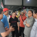 Ketua DPRD Gresik Ahmad Nurhamim (dua dari kanan) ketika dialog dengan pedagang Pasar Baru. foto: Syuhud/ bangsaonline.com