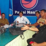 Panitia pendaftaran partai NasDem usai melaksanakan proses pembukaan pendaftaran Bacabup. foto: BAMBANG DJ/ BANGSAONLINE