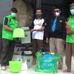 Selain BBM berkah, LTMNU Sidoarjo juga memberikan sejumlah alat kebersihan, di antaranya sapu, cikrak, pengepel lantai, tempat sampah plastik, sikat lantai, cairan pembersih lantai, dan lain sebagainya. (foto: ist)