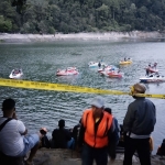 Proses pencarian sopir speed boat yang tenggelam di Telaga Sarangan. foto: ANTON/ BANGSAONLINE