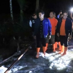 Pj Gubernur Jatim saat meninjau dampak banjir bandang di Bondowoso.