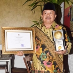 Bupati Muhtarom dengan Piala Adipura yang diraihnya.