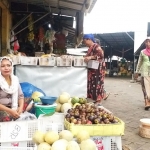 Hj. Homzah, salah satu pedagang buah di Pasar Ki Lemah Duwur. Omzetnya turun hingga 50 persen akibat wabah virus Corona.
