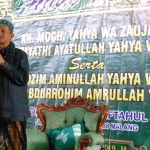 Pengasuh Ponpes Bumi Sholawat Tulangan Sidoarjo KH. Ali Masyhuri saat memberikan tausiyah di haul pendiri ponpes Miftahul Huda Malang ke-49, Minggu (30/06). foto: IWAN IRAWAN/ BANGSAONLINE
