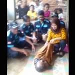 Mbah Menik saat dievakuasi dengan mobil Pusling  milik Puskesmas Ngetos. foto: soewandito/ BANGSAONLINE