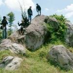 Batu besar di dekat lokasi semburan tampak sangat indah. Kini warga banyak yang mengunjungi batu tersebut. foto: eky nurhadi/ BANGSAONLINE