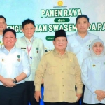 Gubernur Khofifah bersama Presiden Prabowo dalam Panen Raya dan Pengumuman Swasembada Pangan di Halaman Kantor Kecamatan Cilebar, Kabupaten Karawang, Jawa Barat.