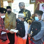 
Baznas Jatim salurkan bantuan bagi anak yatim dan duafa.