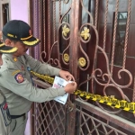 Petugas Satpol PP saat menyegel pintu cafe.