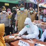 Bupati Pungkasiadi ketika memimpin rapid test gratis.