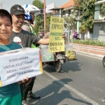 Sejumlah atlet dari berbagai cabang olahraga (cabor) di Kota Mojokerto mengelar aksi unjuk rasa, Kamis, (22/8) di depan kantor pemkot setempat. Mereka juga menggalang koin dari pengguna jalan untuk keperluan atlet. 