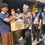 Jajaran Polantas Polda Jatim saat memberi bantuan di tempat ibadah.