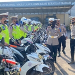 Kasat Lantas Polres Mojokerto Kota AKP Fitria Wijayanti, S.I.K., mengecek kesiapan kendaraan dinas anggota. (foto: ist)
