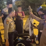 Anggota Polres Ponorogo saat mengamankan barang bukti dari remaja yang hendak melakukan perang sarung