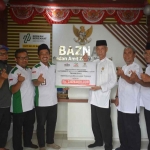 Wakil Ketua UPZ PT SIG Group Tuban, Siswanto, saat menyerahkan zakat.