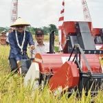 Hasan Aminuddin uji coba alat panen baru saat menghadiri Panen Raya di Desa Nguling, Kecamatan Nguling, Kabupaten Pasuruan.