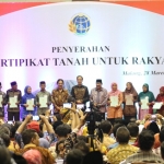 Gubernur Jatim dan Menteri Agraria dan TR RI bersama Presiden Jokowi Berfoto bersama perwakilan para warga yang menerima sertifikat.