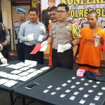 Kapolres Blitar Kota AKBP Adewira Negara Siregar memamerkan tangkapannya di Mapolres setempat.