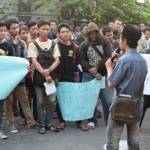 Massa yang mengatasnamakan Aliansi Santri Jawa Timur kembali mendatangi kantor DPW PKS. Mereka menuntut PKS memecat Fahri Hamzah. foto:diday rosadi/BANGSAONLINE